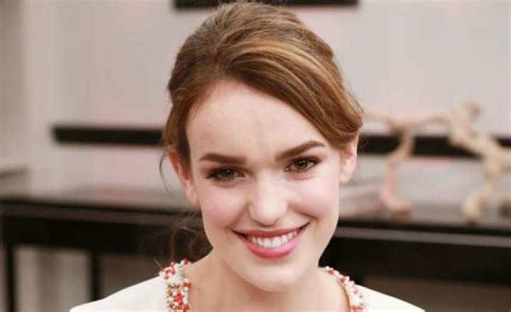 Elizabeth Henstridge Height, Weight, Measurements, Bra Size, Shoe Size